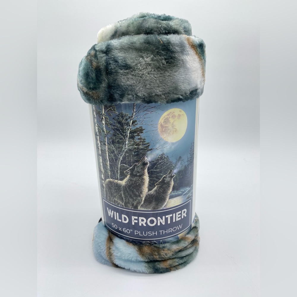 WILD FRONTIER 50" X 60" PLUSH WOLF THROW